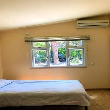 Villa Sleeps 9 Pool Air Con Wifi *