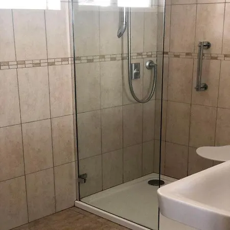 Sleeps 9 Pool Air Con Wifi