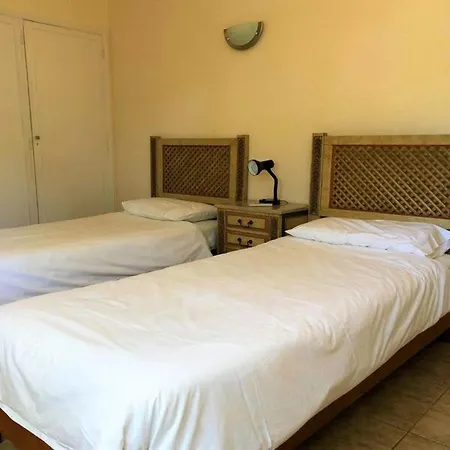 Sleeps 9 Pool Air Con Wifi